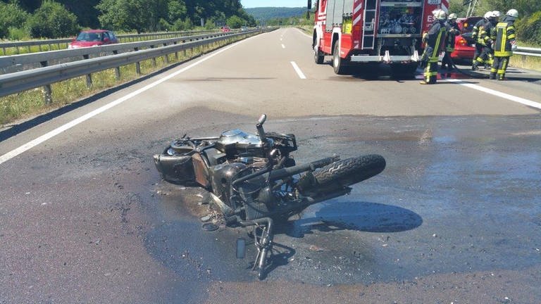 Ein Motorrad liegt nach einem tödlichen Unfall auf der Autobahn A8 zwischen Homburg und Zweibrücken (Foto: Polizeiinspektion Zweibrücken)