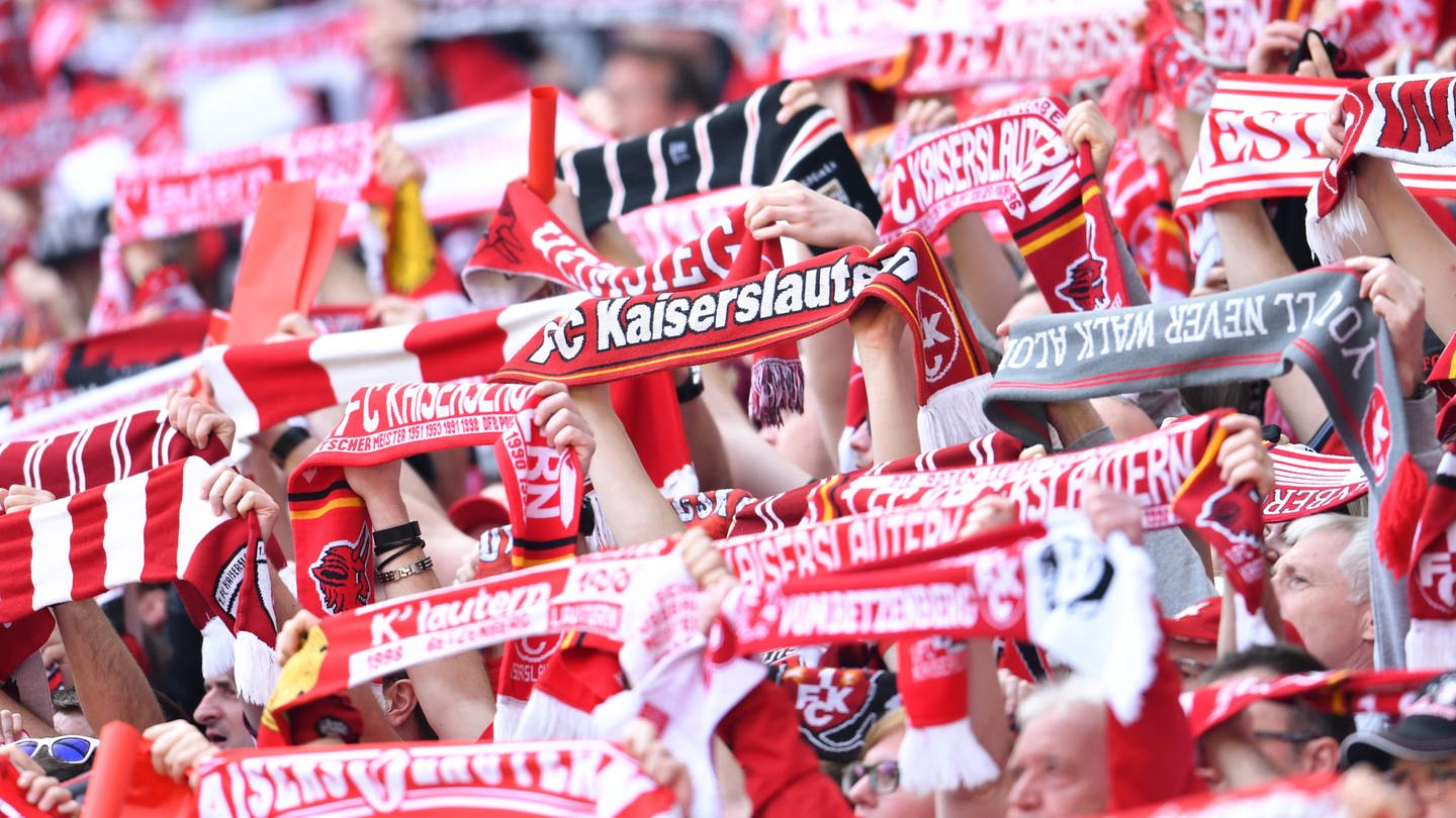 Fußball-Zweitligist 1.FC Kaiserslautern tritt im Topspiel am Samstagabend bei Schalke 04 an. (Foto: picture-alliance / Reportdienste, picture alliance/dpa | Uwe Anspach)
