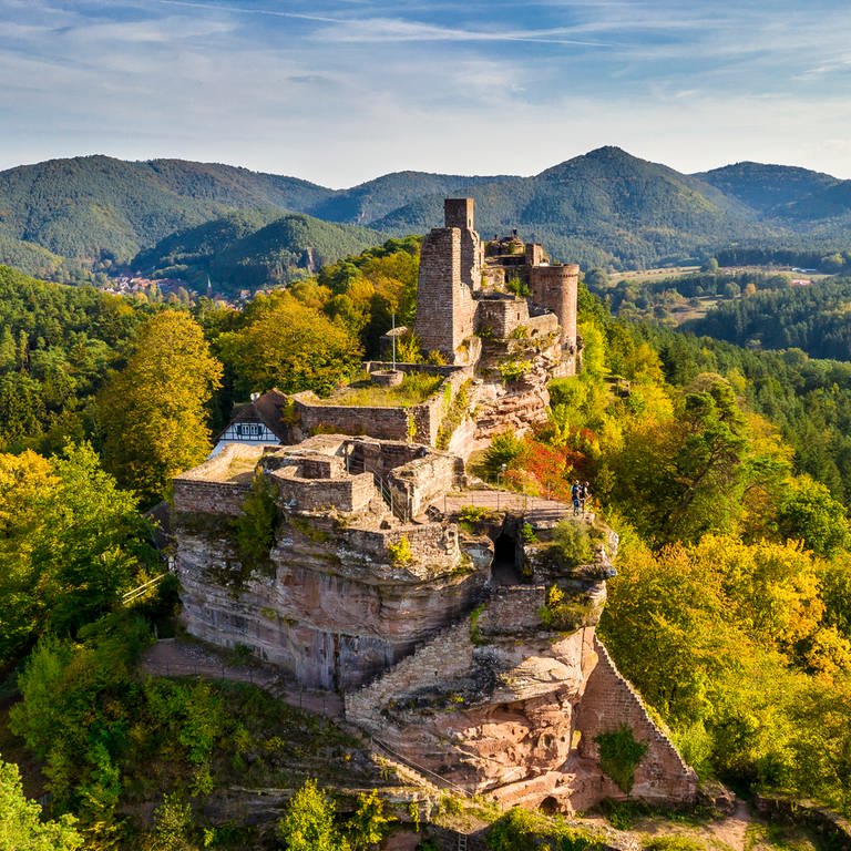 Die Hahnfels-Tour bei Erfweiler in der Südwestpfalz gehört zu den zehn schönesten Wanderwegen Deutschlands. Es gibt unter anderem die Burg Alt-Dahn zu sehen. (Foto: Dominik Ketz)