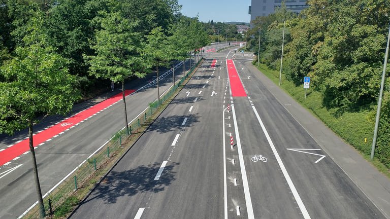 Die Trippstadter Straße in Kaiserslautern ist inklusiv Fahrradwegen saniert worden. (Foto: SWR)