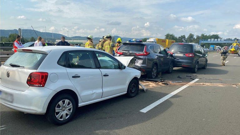 Drei Autos nach Unfall auf A6 beschädigt (Foto: Polizeipräsidium Westpfalz)