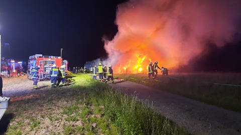In Contwig bei Zweibrücken haben 100 Heuballen gebrannt. (Foto: Feuerwehr Verbandsgemeinde Zweibrücken-Land)
