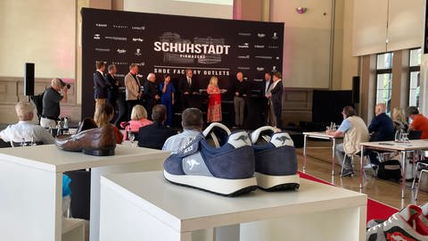 Bei einer offiziellen Veranstaltung hat die Stadt Pirmasens heute den Startschuss ihrer neuen Schuhstadt-Kampagne gestartet. (Foto: SWR)
