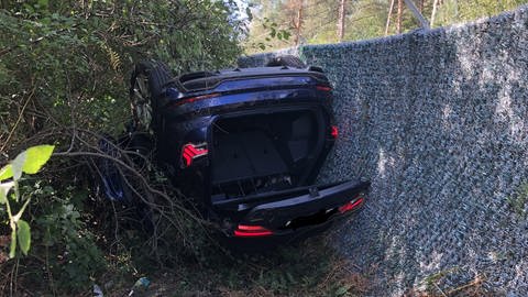 Ein 36-Jähriger hat sich am Mittwoch mit seinem Auto auf der A6 bei Kaiserslautern überschlagen und landete schließlich in der US-Liegenschaft.  (Foto: Polizeidirektion Kaiserslautern)