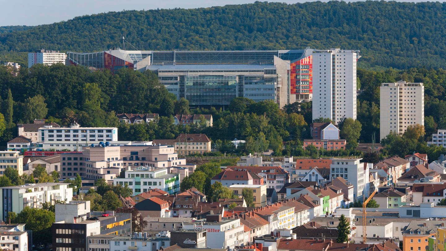 Die Stadt Kaiserslautern soll mehr Fans in die City locken. Das fordern Einzelhandel und Tourismus der Stadt. (Foto: picture alliance / imageBROKER | Werner Dieterich)
