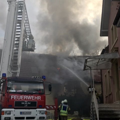 80 Feuerwehrleute waren beim Brand auf dem Bauernhof bei Rockenhausen im Donnersbergkreis im Einsatz. (Foto: Feuerwehr)