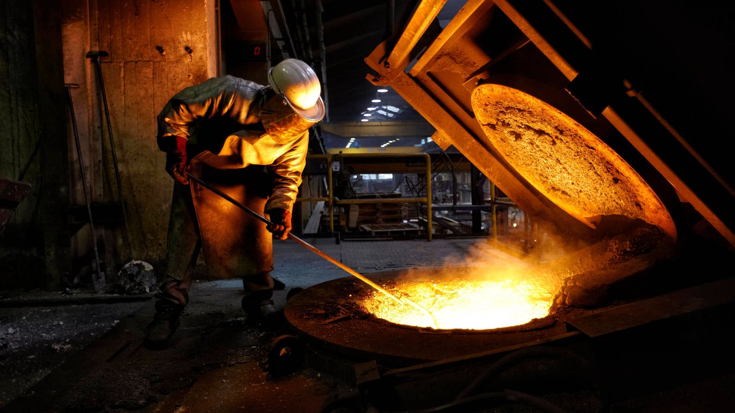 Arbeiter in einer Gießerei an Behälter mit flüssigem Eisen (Foto: IMAGO, IMAGO / imagebroker)