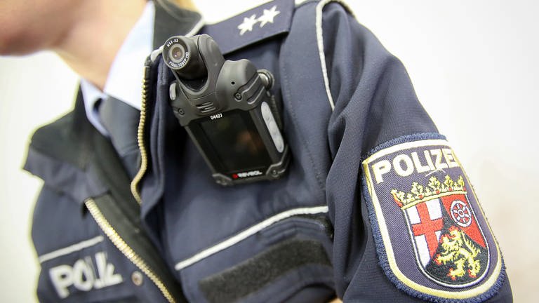 Eine Polizistin aus RLP trägt eine Bodycam. (Symbolbild) (Foto: dpa Bildfunk, picture alliance/dpa | Fredrik von Erichsen)