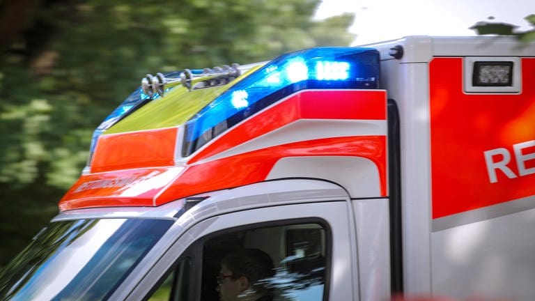 Rettungswagen mit Blaulicht - für das Baby in Schemmerhofen kam die Hilfe zu spät (Foto: dpa Bildfunk, picture alliance/Maximilian Koch)