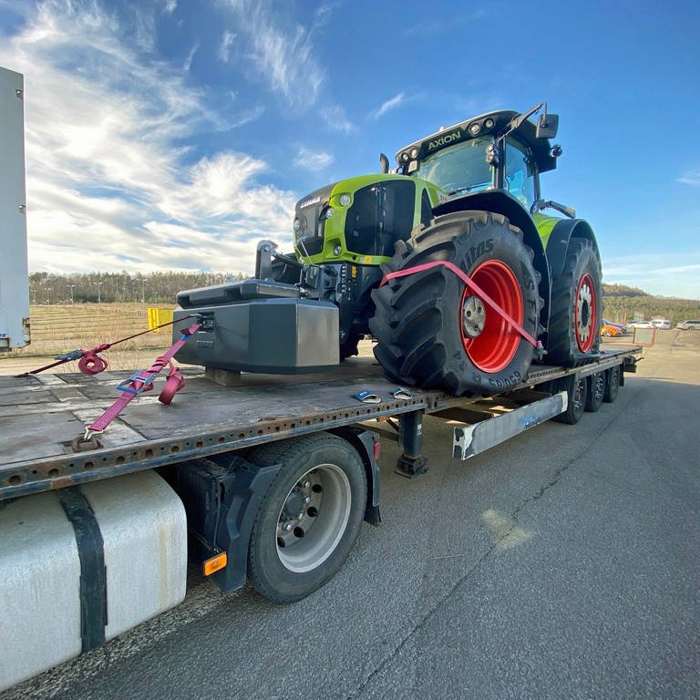 Traktor droht von Auflieger auf A6 bei Kaiserslautern zu fallen (Foto: Polizeidirektion Kaiserslautern)