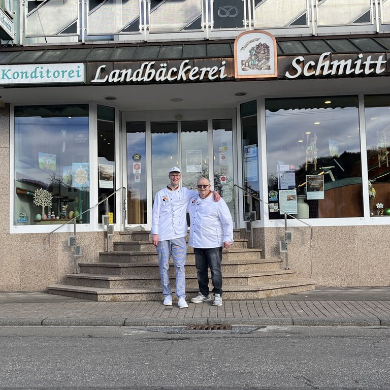 Die Landbäckerei Schmitt in Queidersbach im Kreis Kaiserslautern gibt es seit 1868. Jan Hemmer (l.) wird im Sommer 2024 den Traditionsbetrieb von seinem Opa Hans Schmitt (r.) übernehmen. (Foto: SWR)