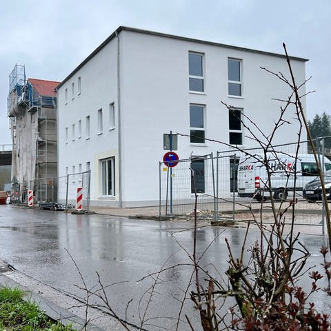 In Winnweiler am Donnersberg entsteht in einem ehemaligen Bahnhofsgebäude eine Einrichtung, in der Kinder und Jugendliche betreut werden. (Foto: SWR)