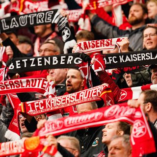 Die Fans des 1. FC Kaiserslautern sind heiß auf das Halbfinale im DFB-Pokal gegen den 1. FC Saarbrücken.  (Foto: dpa Bildfunk, Uwe Anspach)