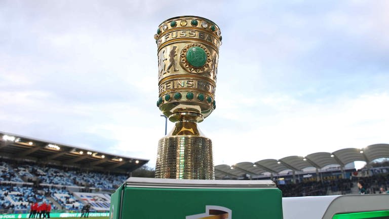 Im Saarbrücker Ludwigsparkstadion stand der DFB-Pokal bereits am Dienstagabend, am 25. Mai wollen ihn die FCK-Profis dann im Berliner Olympiastadion in den Händen halten. 