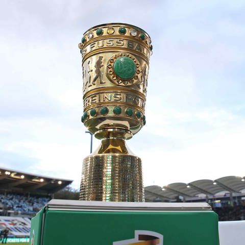 Im Saarbrücker Ludwigsparkstadion stand der DFB-Pokal bereits am Dienstagabend, am 25. Mai wollen ihn die FCK-Profis dann im Berliner Olympiastadion in den Händen halten. 