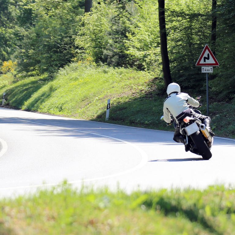 Die kurvigen Straßen bei Johanniskreuz im Westen der Pfalz ist beliebt bei Motorradfahrern. (Foto: IMAGO, IMAGO / Herrmann Agenturfotografie)