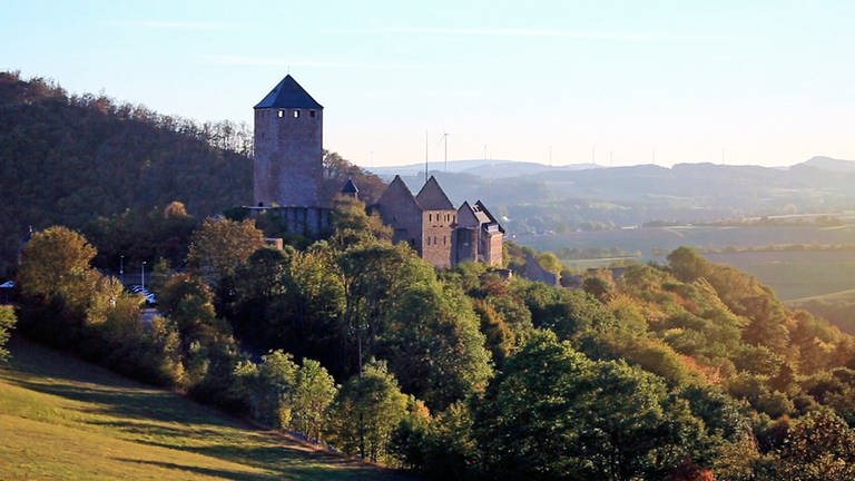 Burg Lichtenberg im Kreis Kusel im Sonnenschein. Ein wichtiges Angebot im Tourismus.