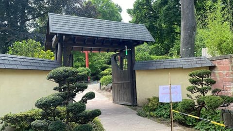 Das "mon", das Eingangstor zum Japanischen Garten in Kaiserslautern.