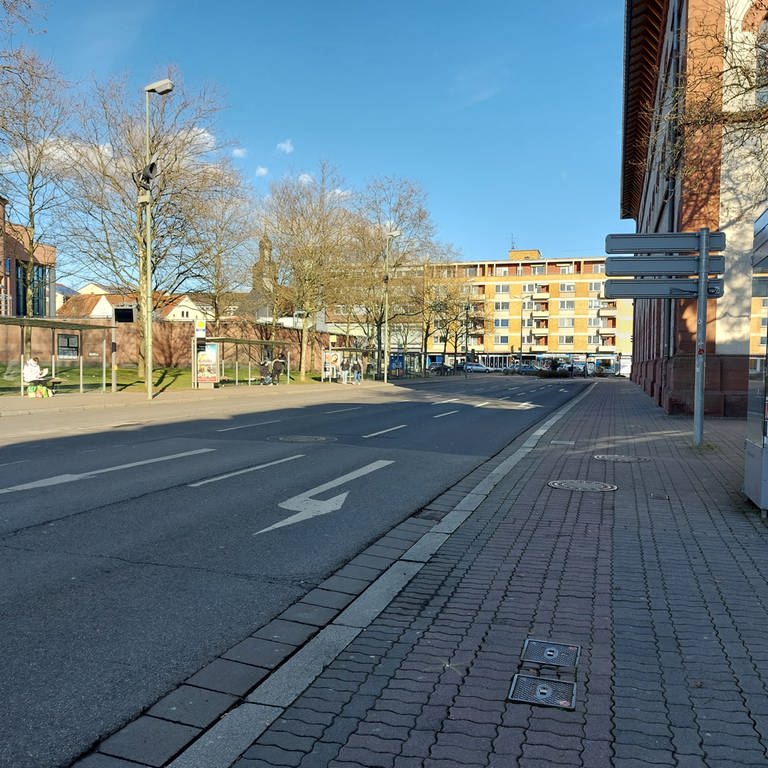 Hier in der Burgstraße an der Fruchthalle in Kaiserslautern sollen künftig fast ausschließlich Busse und Radfahrer fahren dürfen. Eine Fahrspur wird weggenommen, dafür kommt aber ein breiter Radweg dazu. (Foto: SWR)