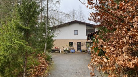 In diesem Haus in Mölschbach ist am Montagabend eine Seniorin bei einem Brand ums Leben gekommen. (Foto: SWR)