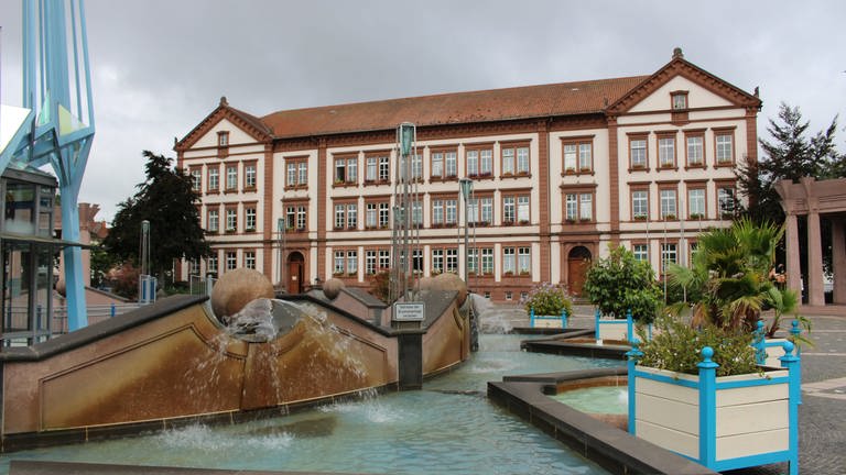 Das Rathaus auf dem Exerzierplatz in Pirmasens. (Foto: SWR)
