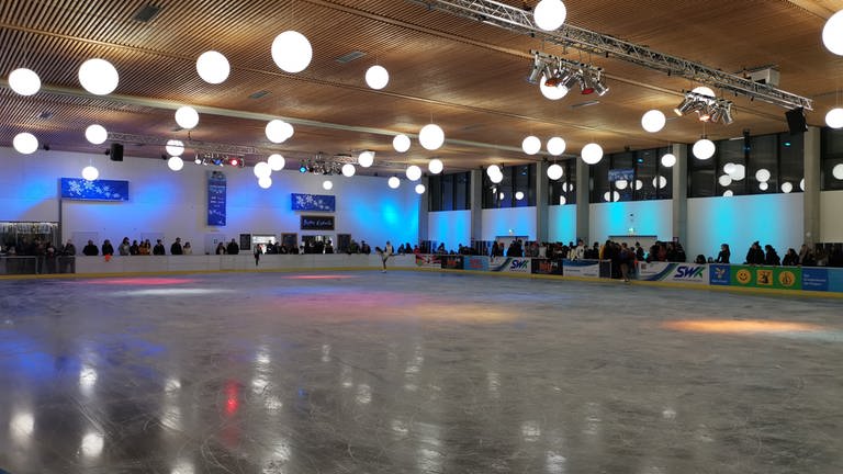 Die Halle auf dem Gelände der Gartenschau Kaiserslautern, in der bisher im Winter die Eisbahn aufgebaut worden ist. (Foto: SWR, SWR)