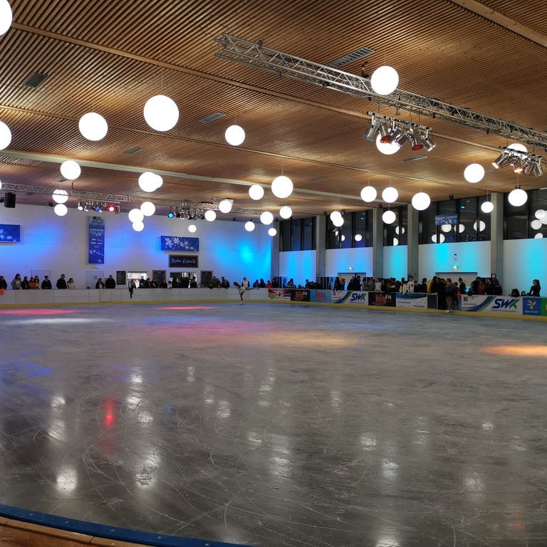 Die Halle auf dem Gelände der Gartenschau Kaiserslautern, in der bisher im Winter die Eisbahn aufgebaut worden ist.