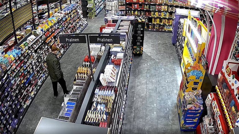 Ein Mann läuft zwischen den Regalen eines Supermarkts in Pirmasens. Kurze Zeit später kollabierte er und starb noch vor Ort. (Foto: Pressestelle, Polizeipräsidium Westpfalz)