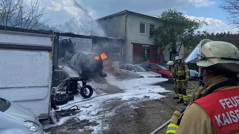Eine Garage in Kaiserslautern brennt. Die Feuerwehr steht davor und löscht mit Schaum. (Foto: Feuerwehr Kaiserslautern)