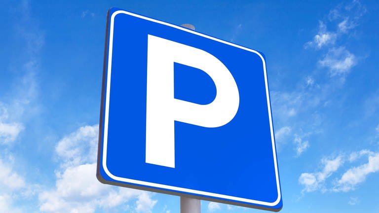 Ein blau-weißes Verkehrschild mit einem P für Parken. (Symboldbild) (Foto: IMAGO, IMAGO / Panthermedia)