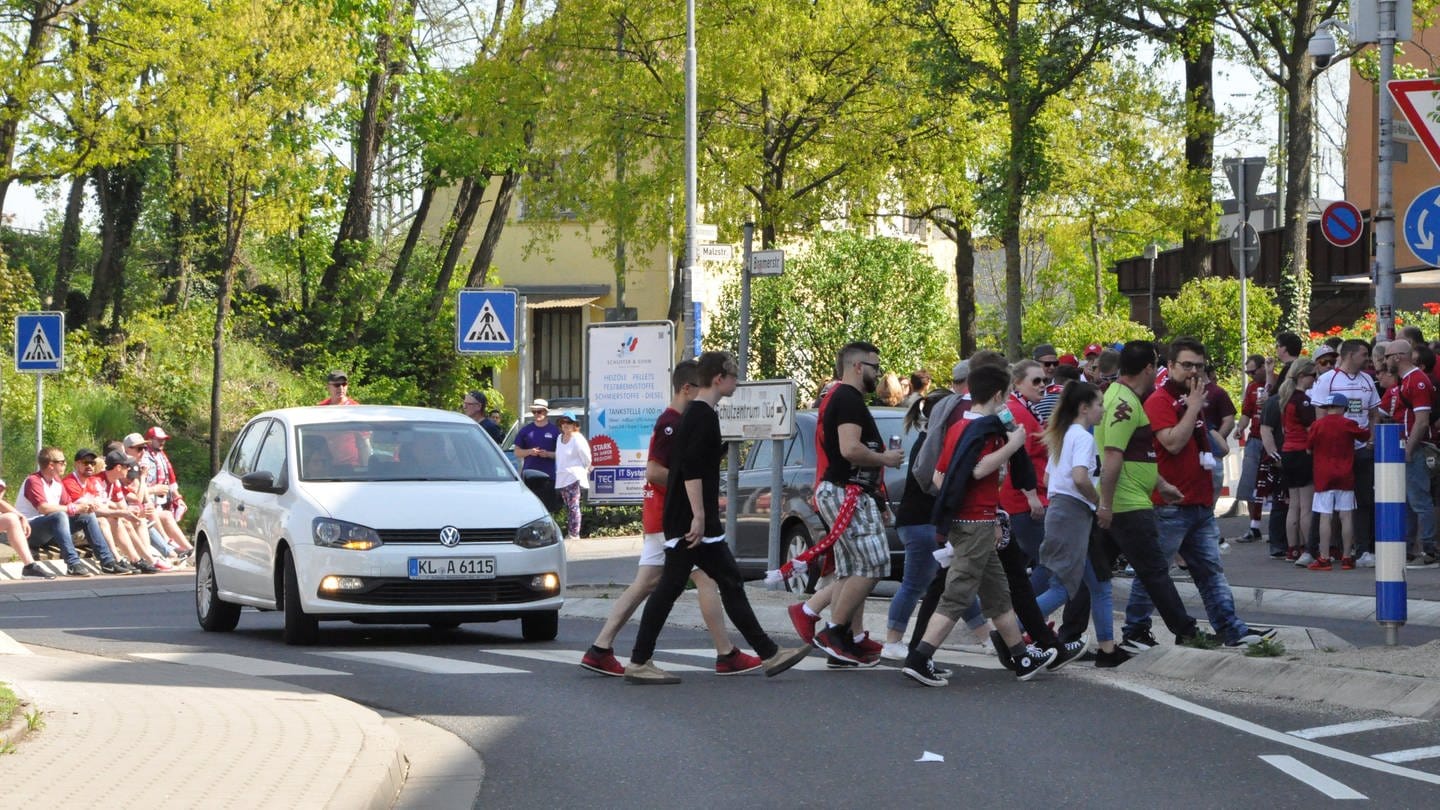 FCK-Fans, die den Betzenberg zuparken: Kaum ein Thema treibt die Anwohner aus Kaiserslautern mehr um. (Foto: Pressestelle, Pressestelle Polizeipräsidium Westpfalz)