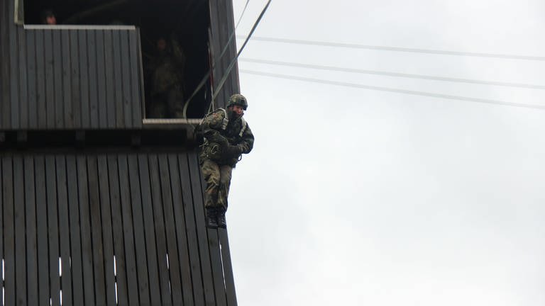 Militärpfarrer Markus Konrad will seine Schützlinge besser verstehen und ist deswegen von einem hohen Turm gesprungen. (Foto: SWR, SWR)