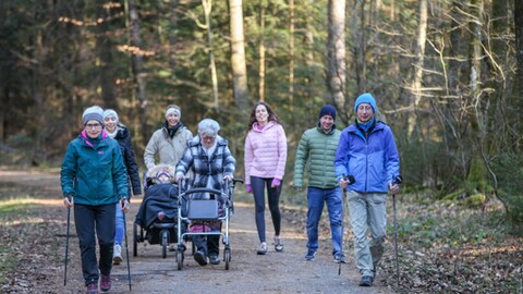 Senioren und Menschen mit Gehbehinderung wandern im Wald (Foto: Jennifer Höning)