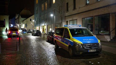 Polizeibeamte sind in der Innenstadt von Sulzbach im Einsatz. Nach tödlichen Schüssen auf zwei Polizisten in der Pfalz wurden hier zwei Tatverdächtige festgenommen. (Foto: dpa Bildfunk, picture alliance/dpa | Thomas Frey)
