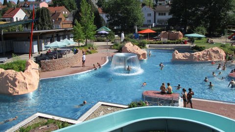 Das Schwimmbad in Hochspeyer plant die Eröffnung für den 21. Mai. (Foto: Verbandsgemeinde Enkenbach-Alsenborn)