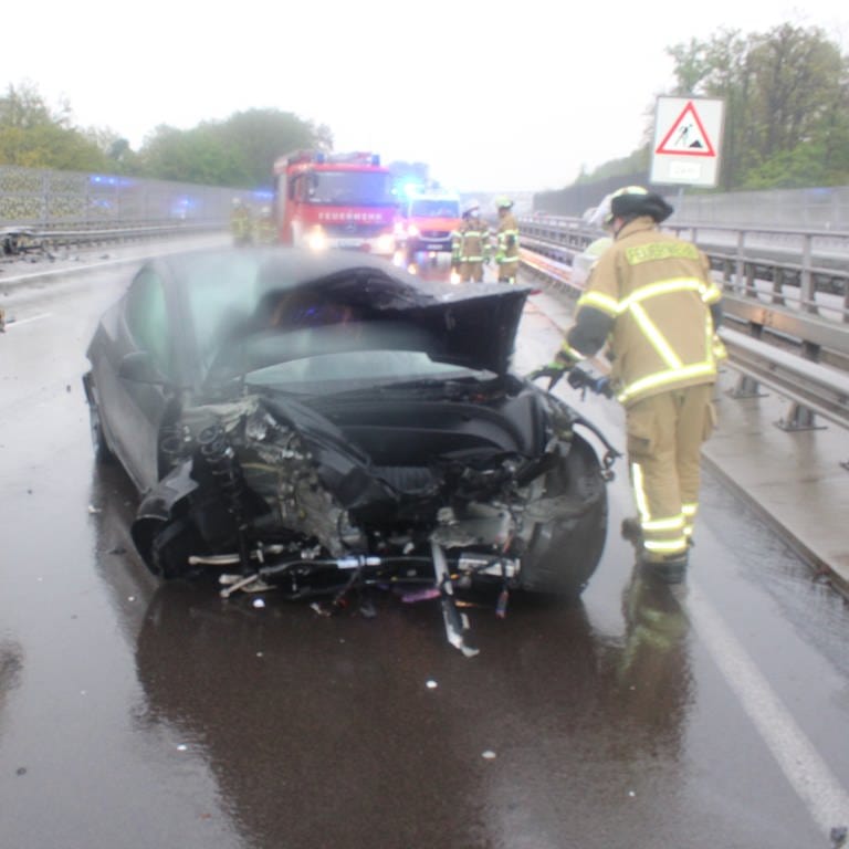 Der zerstörte Tesla steht nach dem Unfall auf der A6 bei Kaiserslautern (Foto: Polizeidirektion Kaiserslautern)