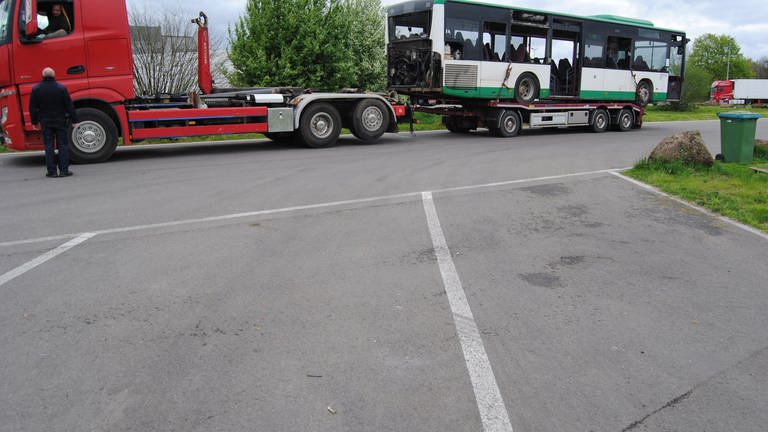 Die Polizei hat am Dienstagnachmittag einen LKW aus dem Verkehr gezogen, der einen schrottreifen Omnibus geladen hatte. (Foto: Polizei Kaiserslautern)