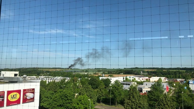 Die Rauchsäule des brennenden Lkws war weit über Kaiserslautern zu sehen. (Foto: Privat)