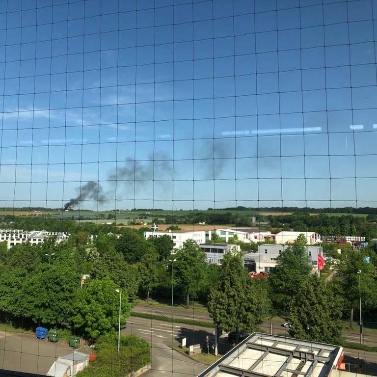 Die Rauchsäule des brennenden Lkws war weit über Kaiserslautern zu sehen. (Foto: Privat)
