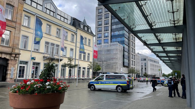 Das Jusitzzentrum in Kaiserslautern ist nach der Bombendrohung abgesperrt. (Foto: SWR)