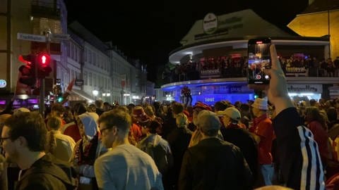 Fans feiern nach dem Sieg des 1. FC Kaiserslautern gegen Dynamo Dresden in der Innenstadt von Kaiserslautern (Foto: SWR)