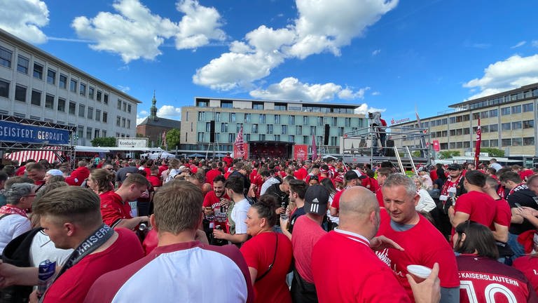 Feiernde FCK-Fans auf dem Stiftsplatz in Kaiserslautern (Foto: SWR)