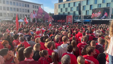 Mehrere tausend Fans haben sich auf dem Stiftsplatz in Kaiserslautern versammelt und feiern gemeinsam mit den FCK-Profis auf der Bühne den Aufstieg des 1. FC Kaiserslautern. (Foto: SWR)