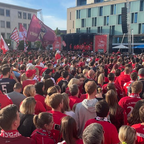 Mehrere tausend Fans haben sich auf dem Stiftsplatz in Kaiserslautern versammelt und feiern gemeinsam mit den FCK-Profis auf der Bühne den Aufstieg des 1. FC Kaiserslautern.