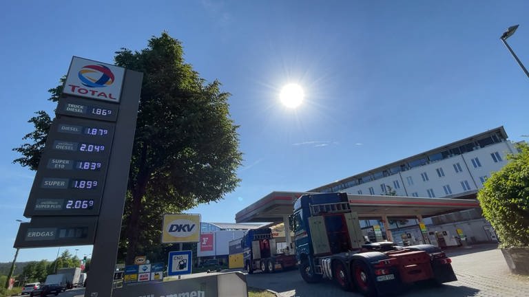 Eine Preistafel an einer Total-Tankstelle in Kaiserslautern, rechts daneben steht ein Lkw (Foto: SWR)