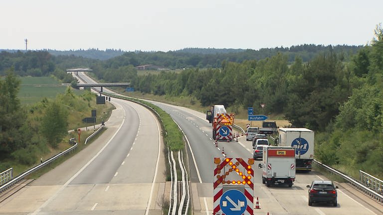 Mehrere Autos und Lkw müssen wegen einer Vollsperrung von der A63 bei Sembach abfahren
