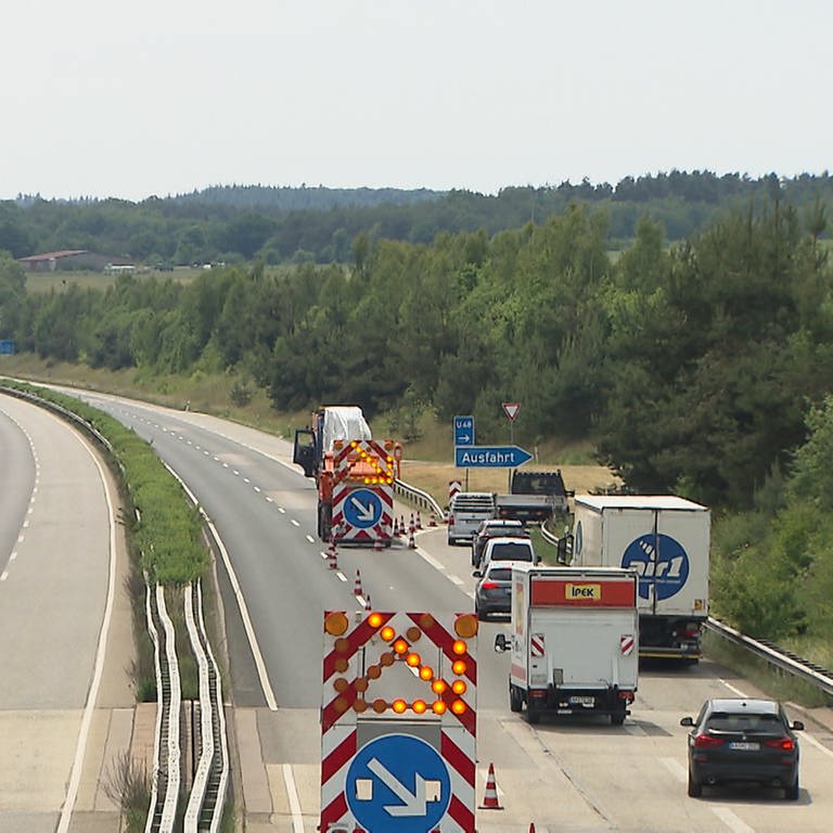 Mehrere Autos und Lkw müssen wegen einer Vollsperrung von der A63 bei Sembach abfahren (Foto: SWR)