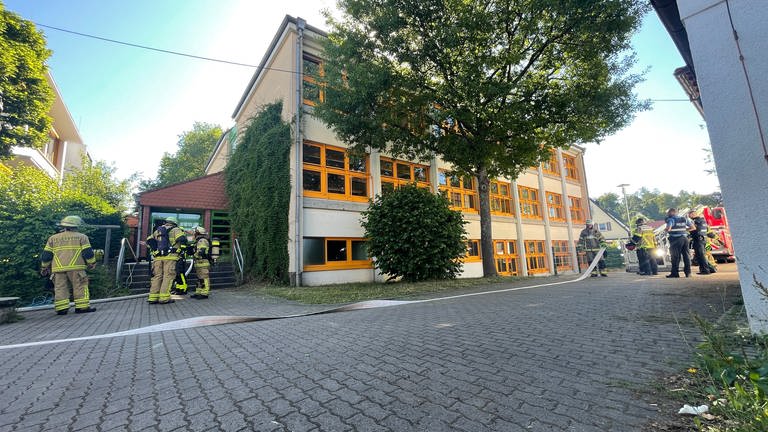 Die Feuerwehr löscht den Brand an der Grundschule in Kaiserslautern (Foto: SWR)