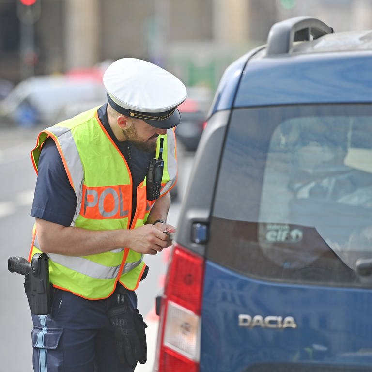 Ein Polizist kontrolliert einen Autofahrer auf dessen Fahrtüchtigkeit (Foto: picture-alliance / Reportdienste, picture alliance / SVEN SIMON | Frank Hoermann / SVEN SIMON)