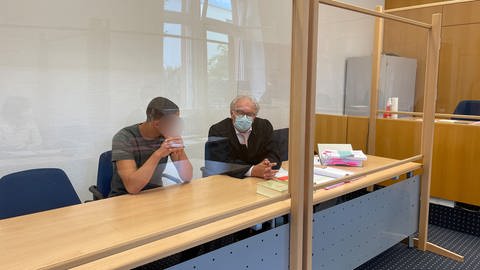Der mutmaßliche Brandstifter von Bolanden (links) muss sich vor dem Jugendschöffengericht in Rockenhausen verantworten. Es sind zunächst drei Verhandlungstage angesetzt. (Foto: SWR)